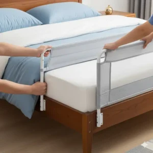 Eine Darstellung, wie einfach ein Bettgitter für Kinder aus Stoff zwischen Matratze und Bettrahmen montiert wird.