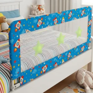 Ein buntes Bettgitter für Kinder aus Stoff mit lustigen Tiermotiven, das perfekt in ein Kinderzimmer passt.