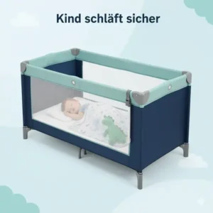 Ein Kind, das ruhig in einem Reisebett schläft, gesichert durch das bettgitter kinder reisebett.