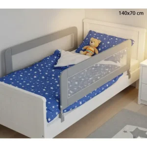 Eine Illustration, die ein bettgitter kinder 140x70 an einem Kleinkindbett zeigt, um Stürze zu verhindern und eine ruhige Nachtruhe zu gewährleisten.