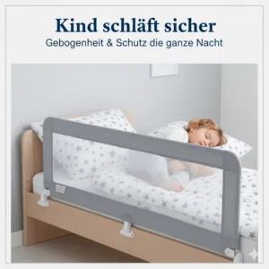 Kind schläft sicher: Glückliches Kind im Bett mit installiertem Bettschutzgitter (zeigt dessen Funktion).