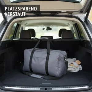 Das Bettgitter Reisebett mit Tasche platzsparend im Kofferraum verstaut, perfekt für Familienausflüge und Urlaube.