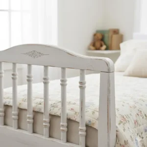 Weiß lackiertes, abgenutztes bettgitter design vintage im Shabby Chic-Stil für ein Kinderbett.