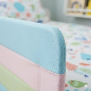 Nahaufnahme des atmungsaktiven Stoffes vom Bettgitter farbig Kinder – robustes und schadstoffgeprüftes Material für die Kinder-Sicherheit.