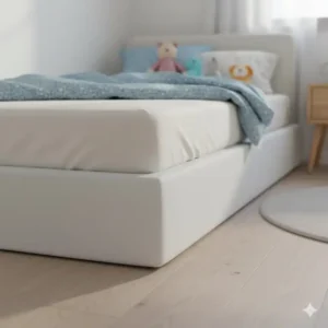 Eine weiche Schaumstoff-Bettschlange als unsichtbare bettgitter alternative zum kinderbett.